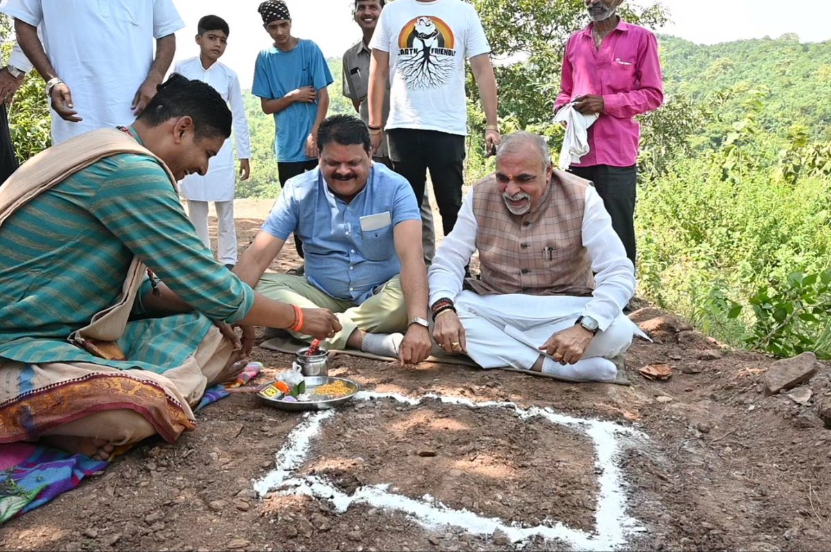 SYadavJabalpur's tweet photo. आज दिनांक 08-10-2023 को  मध्य प्रदेश के पर्यटन विभाग के अध्यक्ष आदरणीय श्री विनोद गोटिया जी के प्रयासों से तेंदूपत्ता लाभांश राशि से स्वीकृत सड़क का भूमिपूजन में शामिल हुआ।

इस शुभ अवसर पर कांग्रेस के वरिष्ठ नेतागण व अनेकों कार्यकर्ता उपस्थित रहे।

आपका अपना   
संजय भैया 
विधायक, बरगी विधानसभा 96, जबलपुर
#SanjayYadavMLA
#BargiVidhansabha
#IndianNationalCongress
#Sanjayyadav #Congress
#Jabalpur