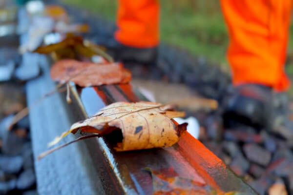 LivingMagazines's tweet image. A special fleet of ‘leaf-busting’ trains have started blasting leaves off the line to help keep passengers and freight moving this autumn &amp;gt; bit.ly/45one7A #Autumn #RailNetwork #LeafBusting @networkrail