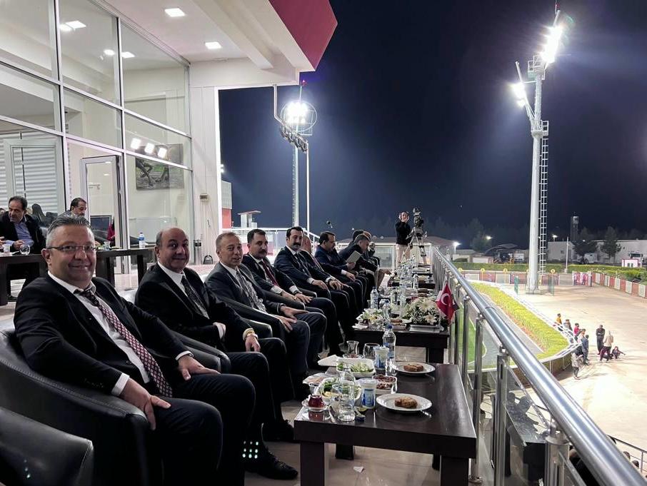 ZerzevanKalesi's tweet photo. Diyarbakır Hipodromu’nda “Zerzevan Kalesi Koşusu” yapıldı. Koşuya Diyarbakır Vali Yardımcısı İlyas Öztürk, Çınar Kaymakamı Muhammed Fatih Günlü, Dışişleri Bakanlığı, Diyarbakır Temsilcisi Büyükelçi Hakan Çakıl, TJK Genel Müdürü Tuncel Aydın, https://t.co/FjDx0RO5hh