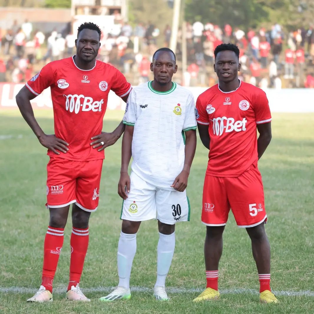 Kocha Robertinho  leo anianzie na Kennedy Juma Kule Nyuma tuenjoy Football Golini abaki Mwanetu Ally Salim au mnasemaje jamaa zangu wapenda kandanda