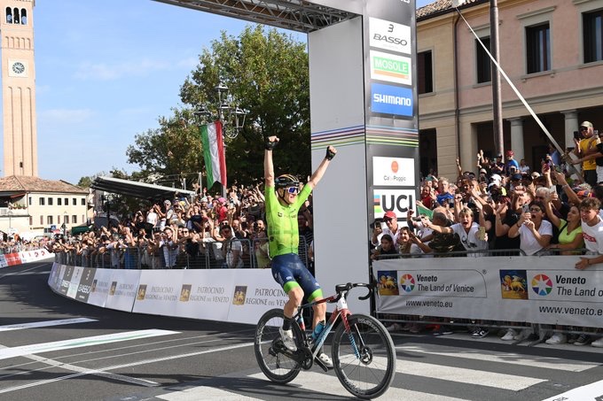 #Veneto2023 
Oro en el mundial de Gravel para el esloveno 
@matmohoric 2023 UCI Gravel World Champion 👑 
@FlorianVermeers
 🇧🇪🥈  
@SwiftConnor
 🇬🇧🥉