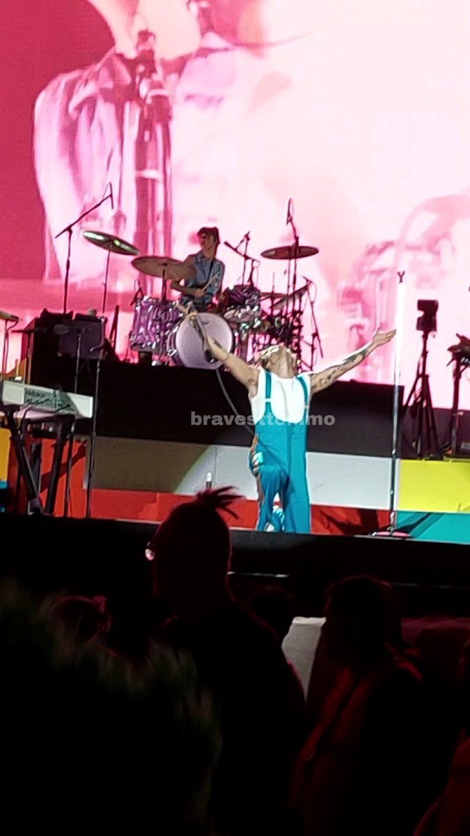 Allthistiime_'s tweet photo. Siempre es buen momento para recordar que en la primera canción ya lo teníamos a Harry arrodillado https://t.co/jNCv9Hep10