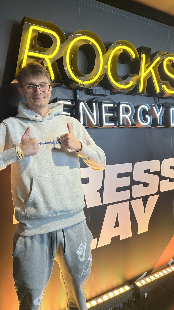 LukiSteve tweet media