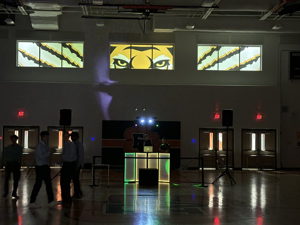 FVHSSiemerPE's tweet image. Had a great time last night at Homecoming! Loved the picture of the Bengal eyes before we got going! #AlwaysWatching