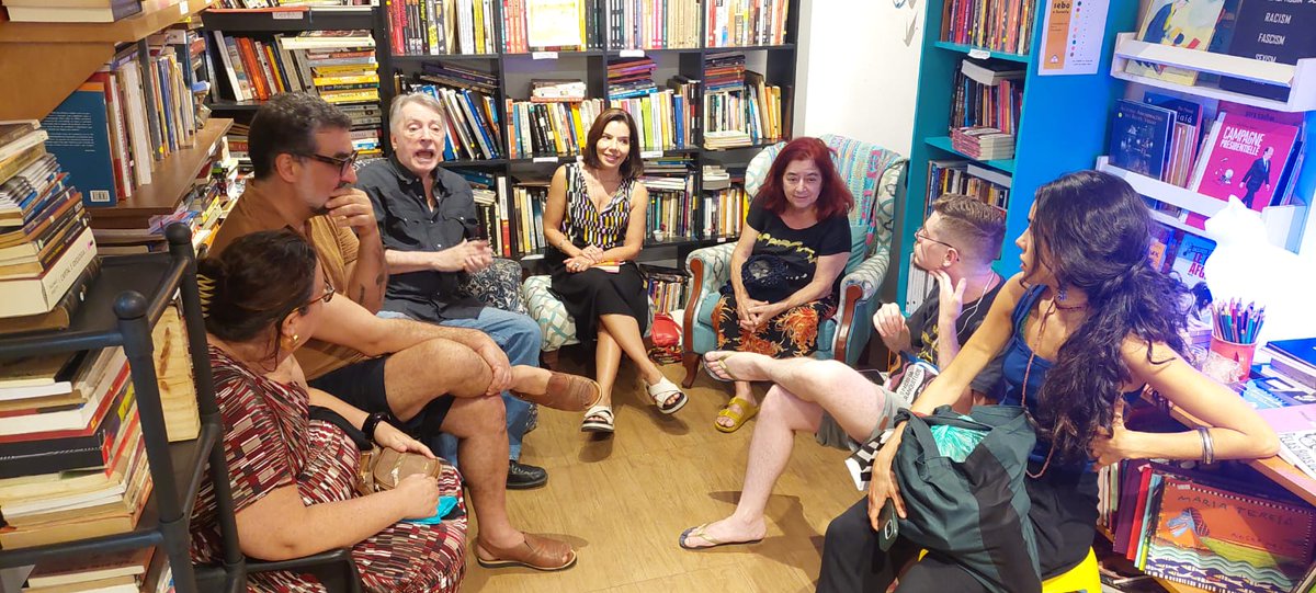 imaeditorial's tweet photo. Um registro da conversa de ontem com @BraulioTavares, tradutor de "Mulheres que os homens não veem" da famosa James Tiptree Jr., escritora de ficção científica que escrevia com pseudônimo masculino para ser aceita no mundo da ficção científica.  
#ColeçãoMeiaAzul https://t.co/vWH8NF43hE