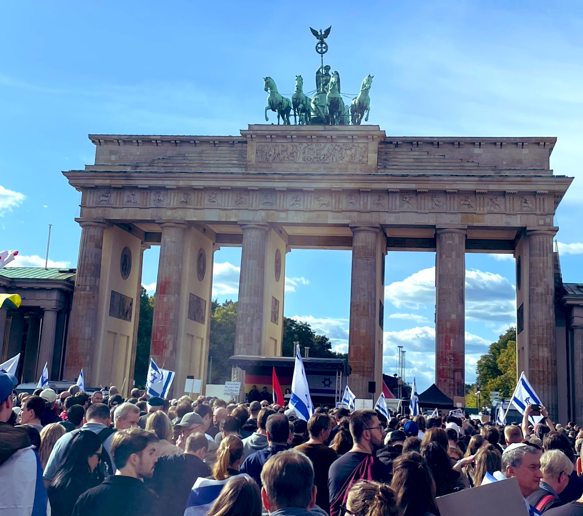 Mehr als tausend Menschen haben sich heute vor dem Brandenburger Tor versammelt, um Solidarität mit #Israel zu zeigen. In der Hauptstadt, von der einst der Holocaust geplant und verübt worden ist, stehen wir heute zusammen gegen Antisemitismus in all seinen Formen. #b0810