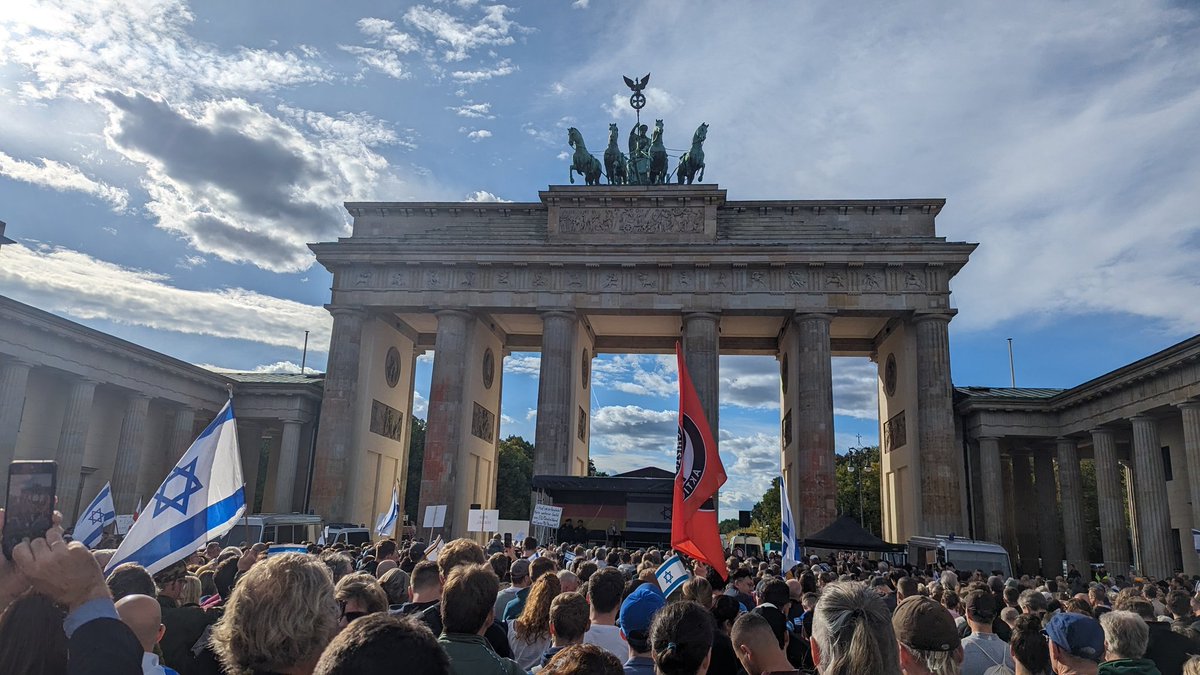 #StandwithIsrael demonstration in Berlin. US Amb., Mayor & politicians of Berlin reiterate condemnation of horrific terror, unequivocal support for Israel, its right to defend itself - and the need to fight antisemitism in Germany. Not just today, but in months, years to come.
