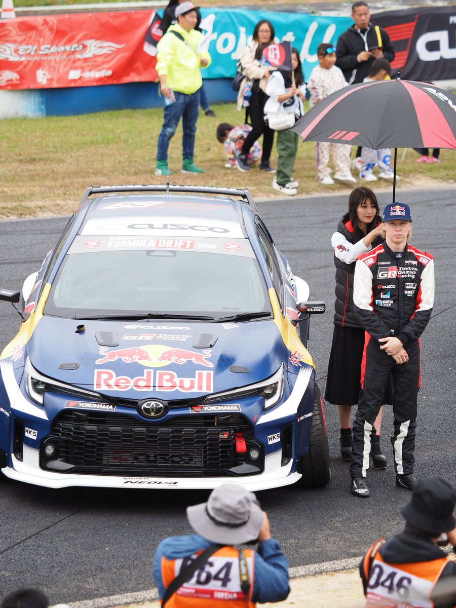 tsukadon711's tweet photo. 岡山国際サーキットでのフォーミュラドリフト。
WRCチャンピオンのロバンペラを見に行ったのに、YOKOHAMAタイヤの沢すみれさん笑顔が素敵すぎて、見とれてしまいました。
ぜひ、愛媛今治に遊びに来てください。
#fd2023
@sumiresour
@formuladjapan https://t.co/yJ5aTiaHXf