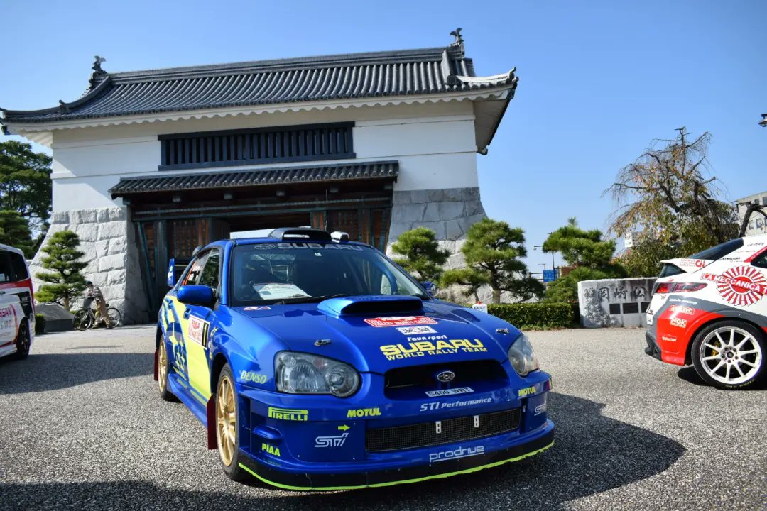 kanapapi_sakura's tweet photo. ミスターハリウッド
#ペター・ソルベルグ が #ラリージャパン2023 に来るって!
@Petter_Solberg
彼が現役を引退してかなり経つけれど、今だ彼と #SUBARUWRT の人気は高く昨年の #ラリージャパン2022 にはSUBARUウエアの観客目立ち、私のこの写真もたくさん👍もらったもの
#WRCjp
#jspoms https://t.co/bWDfyT0bbs