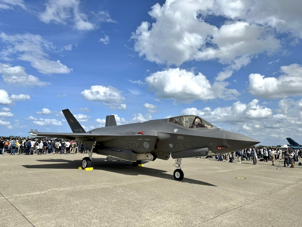 atnakashima1922's tweet photo. 今日のもえぴ💖🪄︎︎の好きなところ!
・最新鋭のF-35Aで出撃前のもえぴ💖🪄︎︎
#ほくりくアイドル部
#西村萌花 #もえぴ💖🪄︎︎
#もえぴ党 #もえっこ
#もえぴ党さいこうしどうしゃ
#もえぴ党総裁
#オレのもえぴ
#もえぴの好きなところ企画
#97d
#最新鋭ステルス戦闘機
#F35A
#小松基地航空祭2023
皆様載せてらっしゃったF35Aのお写真かっこよくて素敵な写真ばかりでした!✨🙇♂️
もえぴ💖🪄︎︎とF35の共演さいこうです!😍👍💕
って共演してたかな?(笑)
現地にいた皆様うらやましいなー!😍