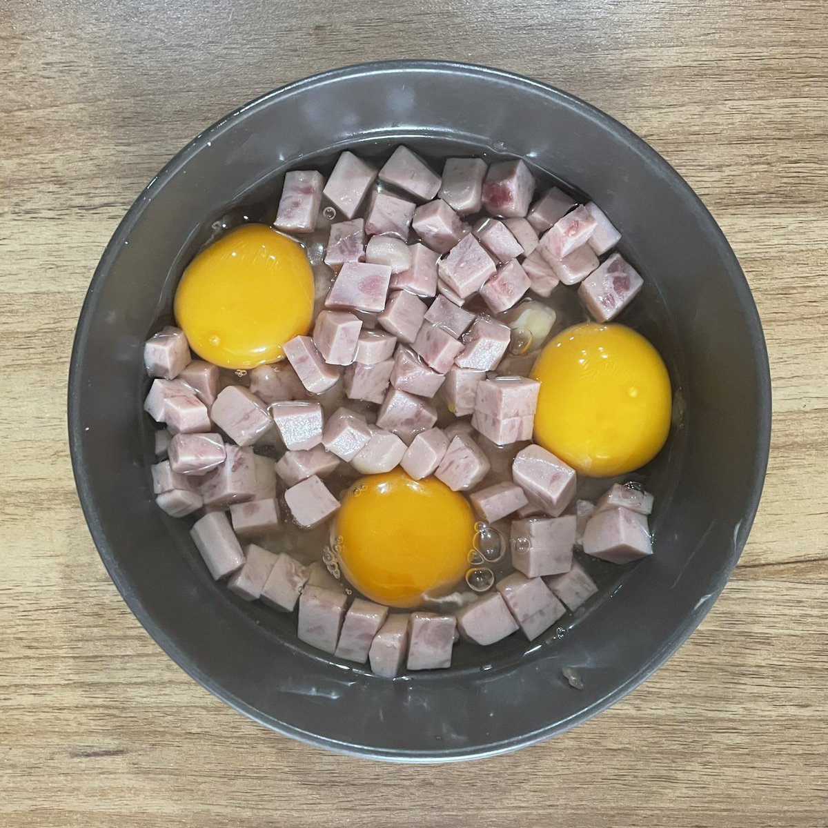 hiro07992695's tweet photo. 今天做鸡胸肉蒸蛋
没有香菇粒换了一片午餐肉
感觉还不错 就是晚了一些 https://t.co/J9OubuiaTo