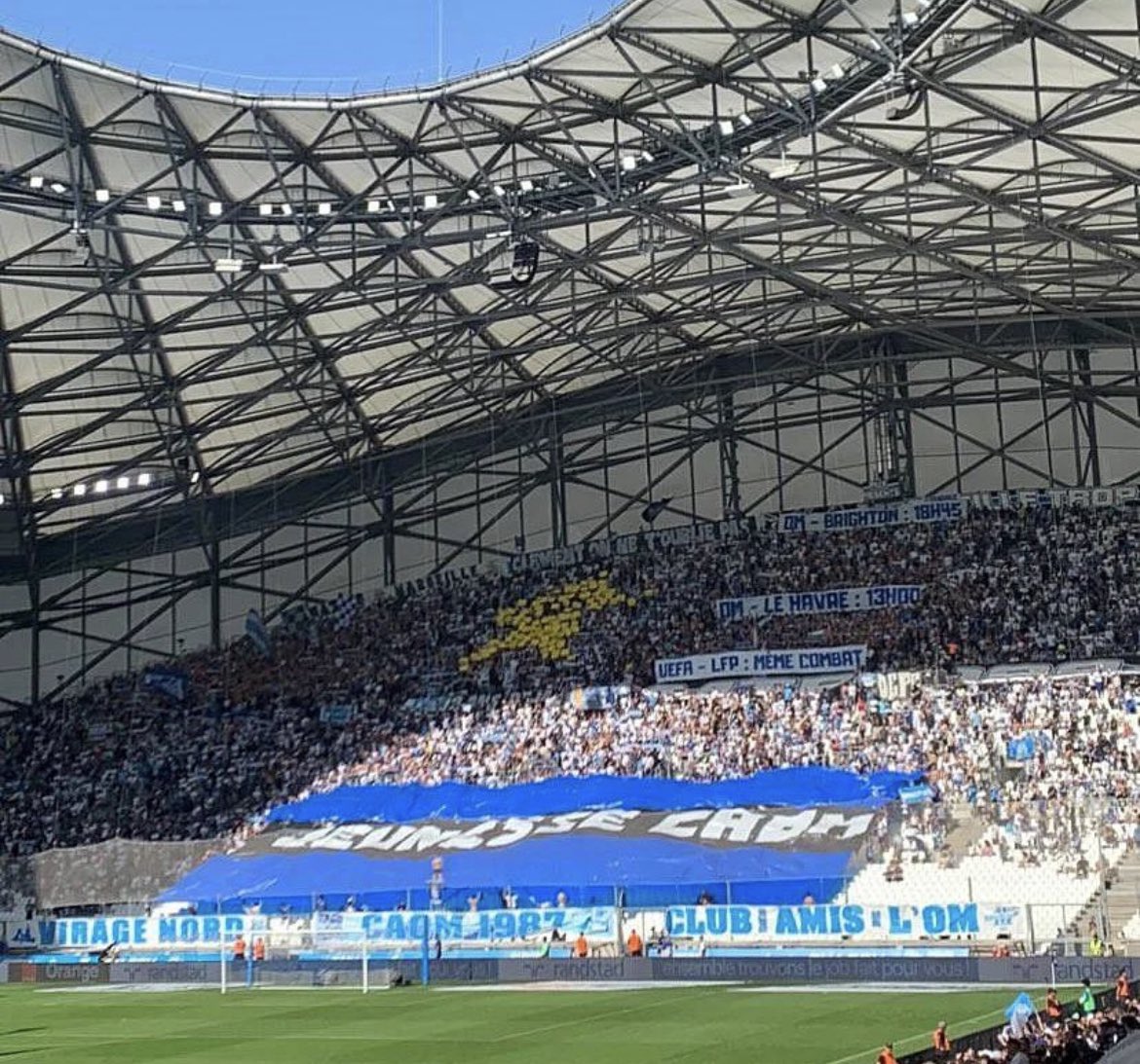 basilebilo's tweet photo. Bravo au @Caom1987 qui s’améliorent de semaines en semaines pour nous proposer de belles animations ! 

Cela fait plaisir de voir ces jeunes tenter de faire revivre le bas du virage depé 💙 https://t.co/ISbILPvbqz