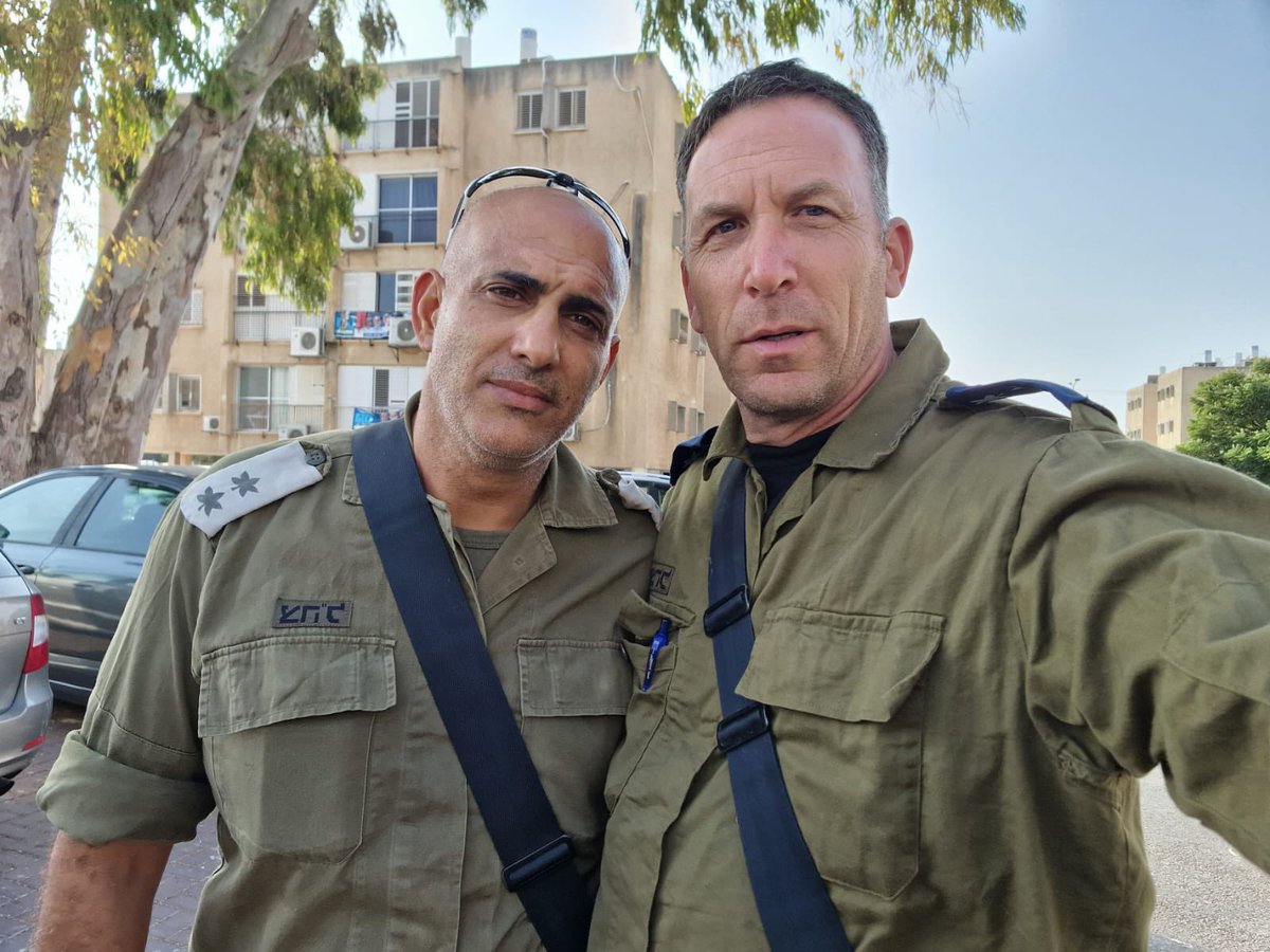 MatanKahana's tweet photo. זה ניר חג'בי. מג"ד בחטיבת דניאל. 
אתמול בנו יהונתן, נער לפני גיוס, נרצח במושב יכיני. "במילא אי אפשר לקבור אותו עכשיו, אז באתי לפקד על גדוד המילואים שלי", כך אמר לי עכשיו ניר. 
אין לי מה להוסיף. https://t.co/twT7Z8GvYp