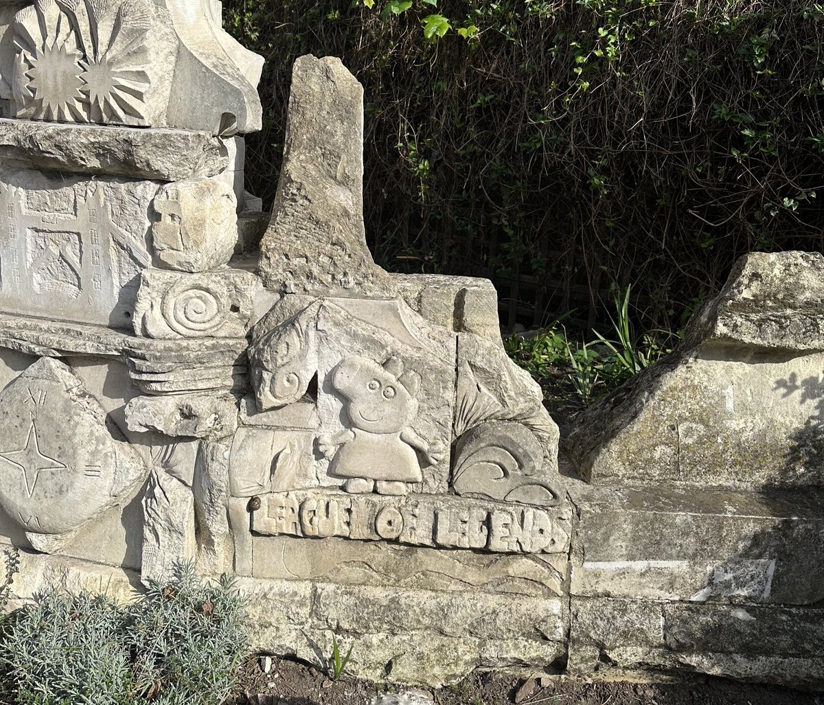 wingsfu's tweet image. why is there a league of legends x peppa pig statue next to my apartment