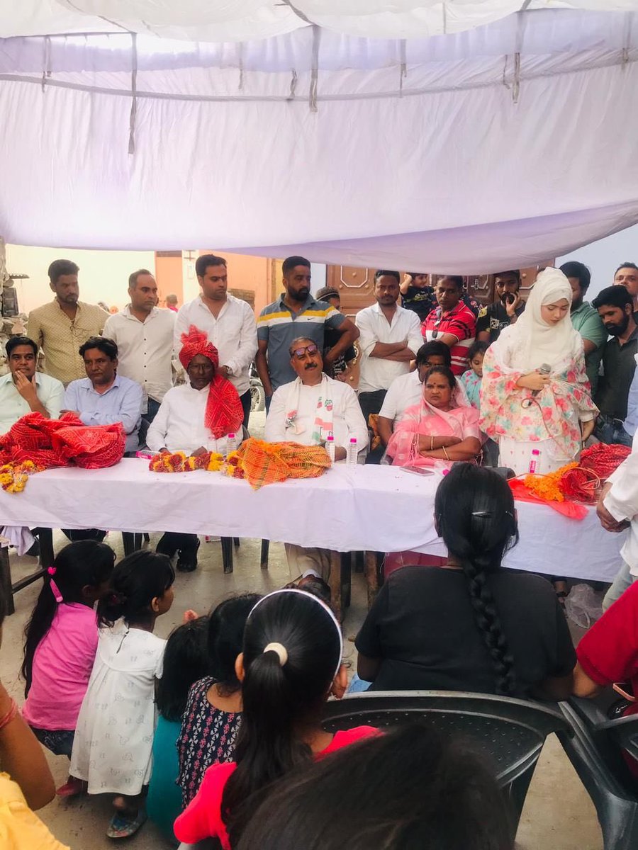 RafeekKhanInc's tweet photo. कोली कोठीयान स्कूल के पास पार्षद गणों कार्यकर्ताओं जन प्रतिनिधियों क्षेत्रवासियों एवं गणमान्य जनो के साथ वार्ड 79,81एवं 82 में सीसी रोड बनाने के कार्यों का शिलान्यास किया।
#DevlopmentWorks
#विकास_कार्य #MLARafeekKhanInc
#Adarshnagar #Jaipur
#RajasthanStateCommissionForMinorities https://t.co/LouZ6TrHyk
