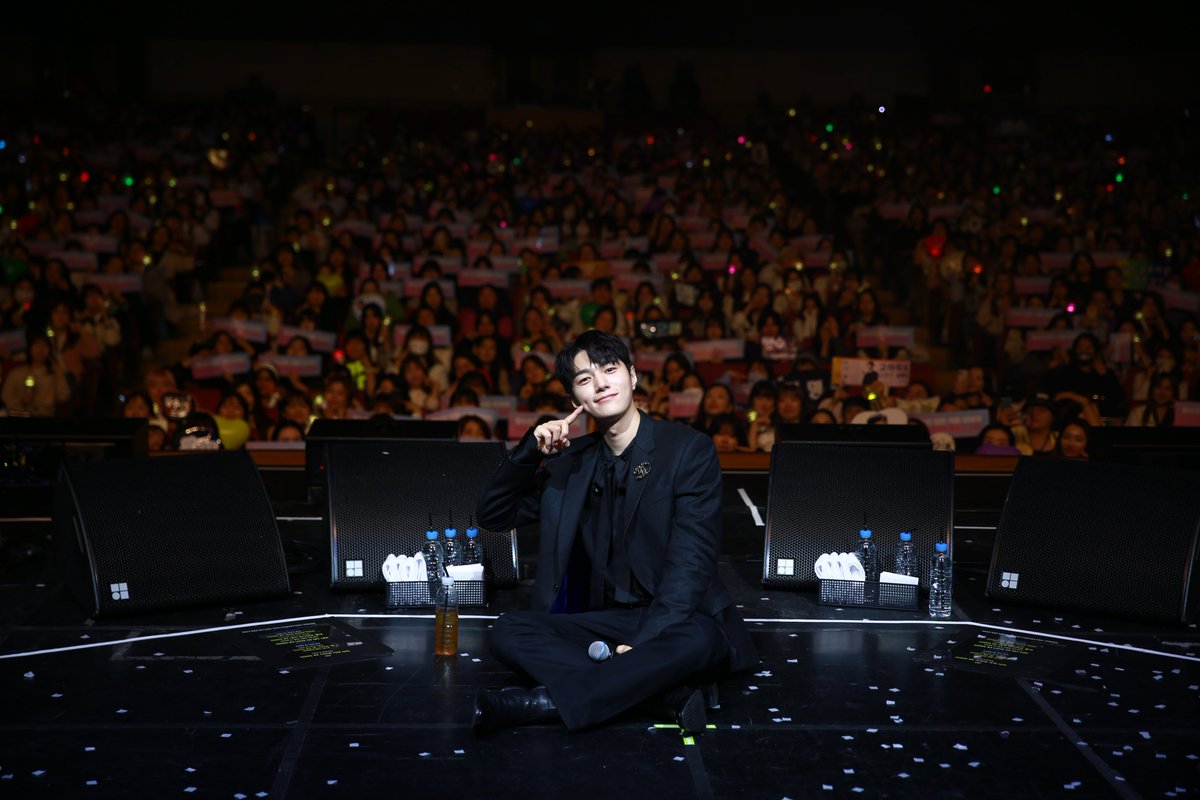 LKMS_official's tweet photo. [📷] #PRISM

오늘 하루 행복한 추억 가득 만든 명수와 오브&amp;인스피릿🖤
앞으로도 많은 추억 함께 쌓아요🐱

#김명수 #KIMMYUNGSOO #엘 #L
#오브와_인스피릿은_명수_마음을_MOVE
#명수는_오브와_인스피릿을_LOVE https://t.co/pFHD7vSfYO