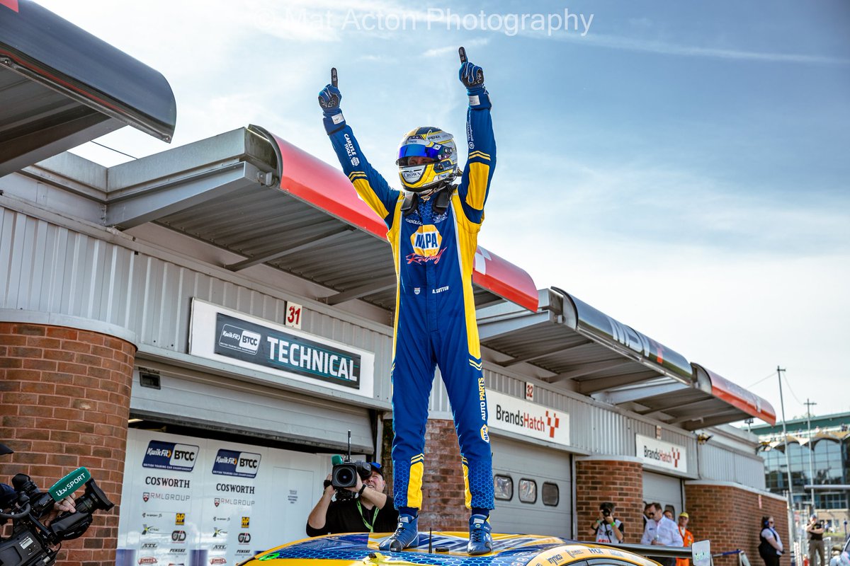 MatActon's tweet photo. And he does it again. Now a 4time #btcc champion. @ASuttonRacing @naparacinguk @BTCC @Brands_Hatch #ashsutton https://t.co/SfA5tU95a9