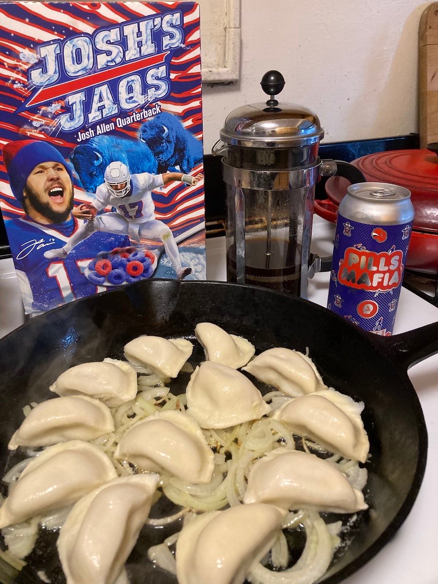 TsmoIV's tweet photo. A well balanced Buffalo breakfast. https://t.co/MbDSvEaLVH