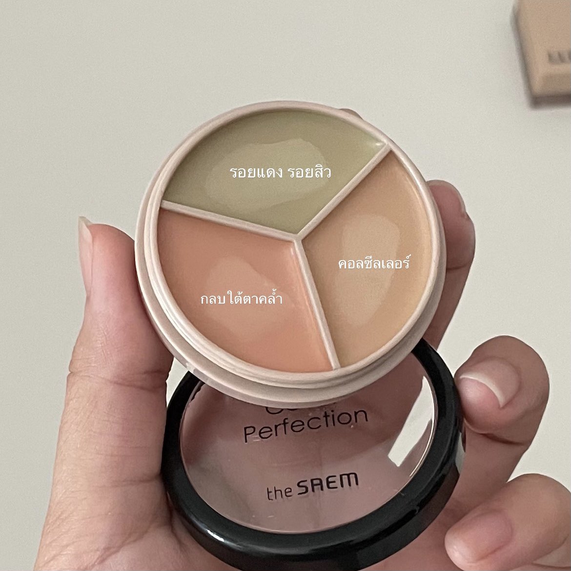 mmytype_'s tweet photo. คอลซีลเลอร์ the saem 3หลุมใช้ง่ายโคตรร Correctorลงใต้ตาตบทับด้วยคอลซีล สีเขียวไว้กลบรอยแดง แล้วเนื้อเกาะผิว ปิดรอยมิด พอเซ็ทตัวแล้วติดทนมากกกกก ใครหน้ามันไม่ต้องกลัวไหล ไม่หยา ราคาน่ารัก
〰️ https://t.co/wd50Ba9C9U https://t.co/itvt2sFlbp