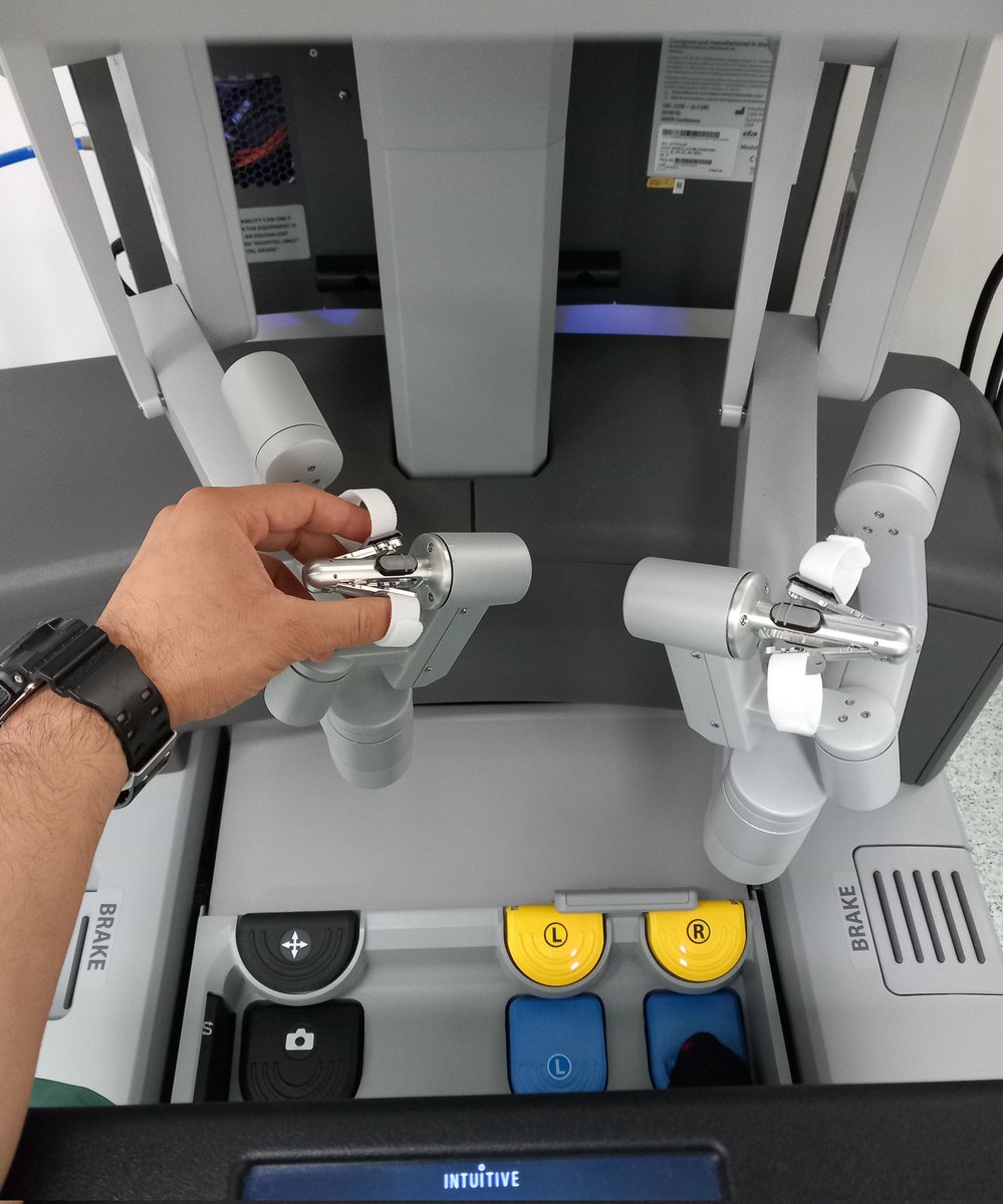 DrDaniloAcevedo's tweet photo. Where man meets machine 🦾😎
#SoMe4Surgery #SoMe4SurgeryLatAm #SoMe4IQLatAm #some4colsurg #some4coloprocto #some4robotics https://t.co/uICjd93GMr