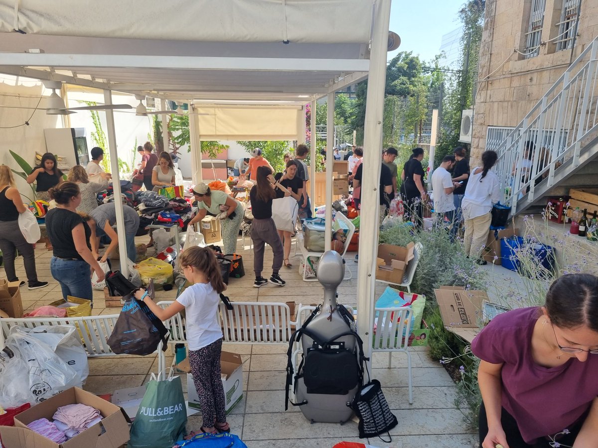 איסוף ומיון ציוד לתושבי העוטף. היענות מדהימה