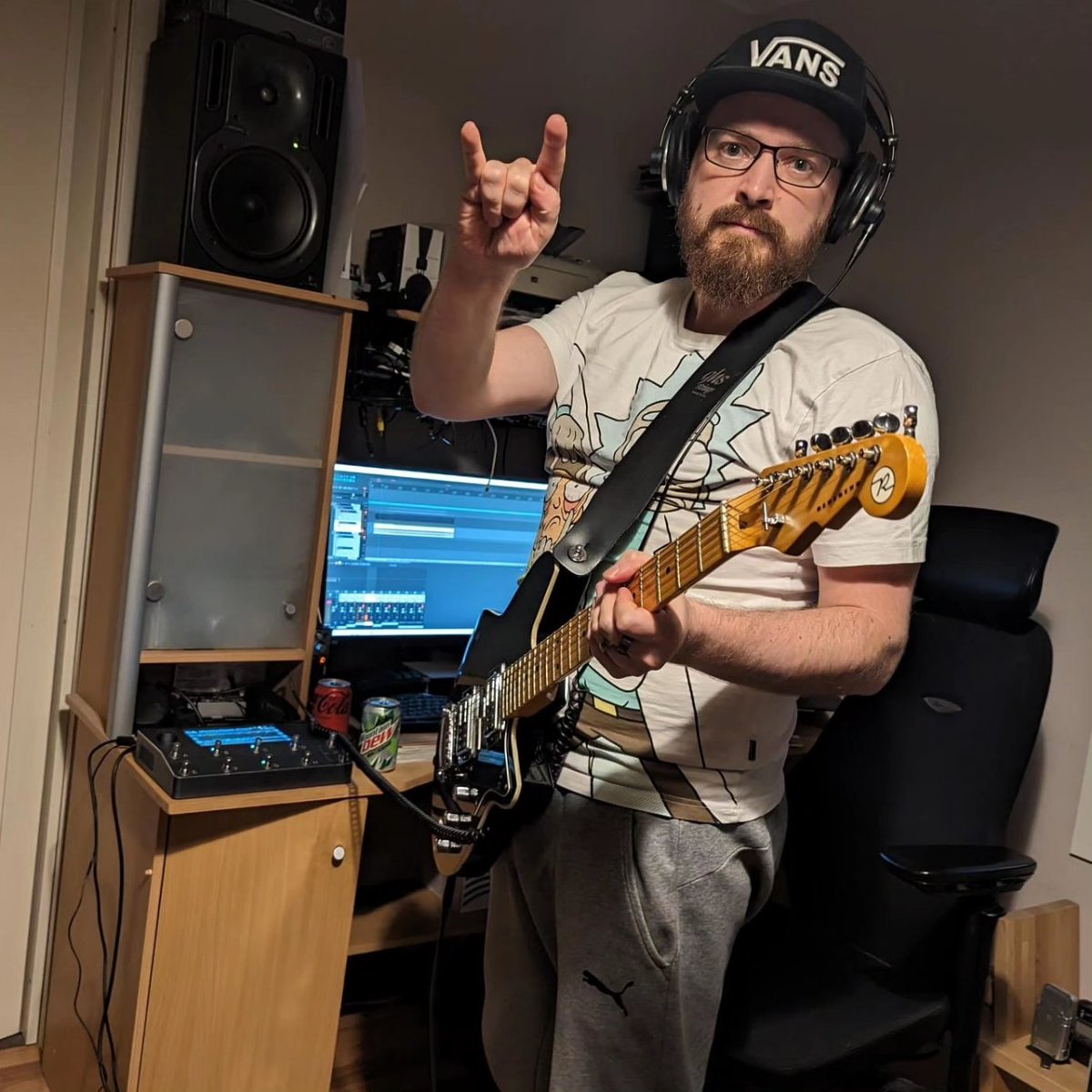 keomafinland's tweet photo. This week we've mostly been laying some massive riffs and psychedelic but beautiful melodies with guitars 🎸🔥 

#recording 
#nextalbum
#newalbum 
#newalbuminthemaking 
#thirdalbum 
#guitarrecording 
#hybridmetal 
#metalfromfinland https://t.co/bTUAcHye0a