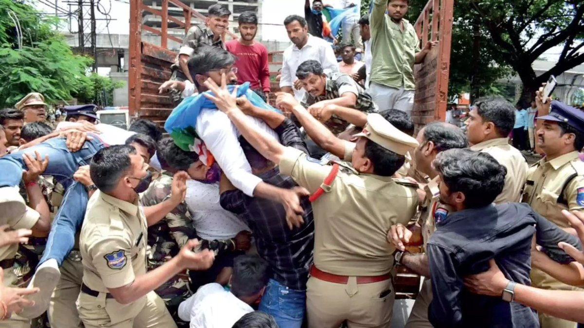 GouthamYadavCh1's tweet photo. @KTRBRS , we need #JntuhSubjectExemption to ensure that 21,500+ @JNTUH_R18 miru maku help cesthe next telangana ruling party mide ledha? 
*else,evaru help cesthe 21k+ students votes Mike #SaveJntuhStudents  @bandisanjay_bjp @TSNSUI #BRSParty @PawanKalyan https://t.co/i6vqqD3U0s
