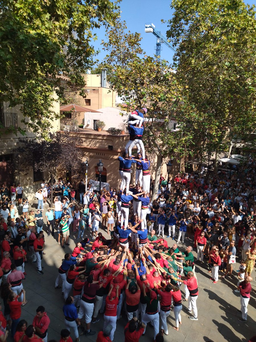 Cargolins's tweet photo. Avui a la Festa Major de #Sarrià hem descarregat 2 pilars de 4, 3 de 7, 4 de 7, 3 de 6 aixecat per sota i dos pilars de 4.

Gràcies a @CdSarria, @gausacs i @CdBCN per l'ajuda a pinyes!

#castells #castellers #esplugues https://t.co/Ap0wPKbBG5