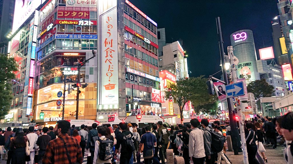 CatJ1013's tweet photo. A street in shibuya in the night. https://t.co/AjFrPcFd6g
