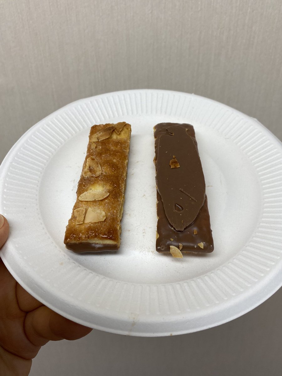 icemantorao's tweet photo. #candy #Myleaf
I’ll show this
This is s called My leaf
It was a butter flavored almond pie with chocolate spread on the back
Butter flavor was so good
It went well with coffee
It was tasty https://t.co/yRHpMLuuAH
