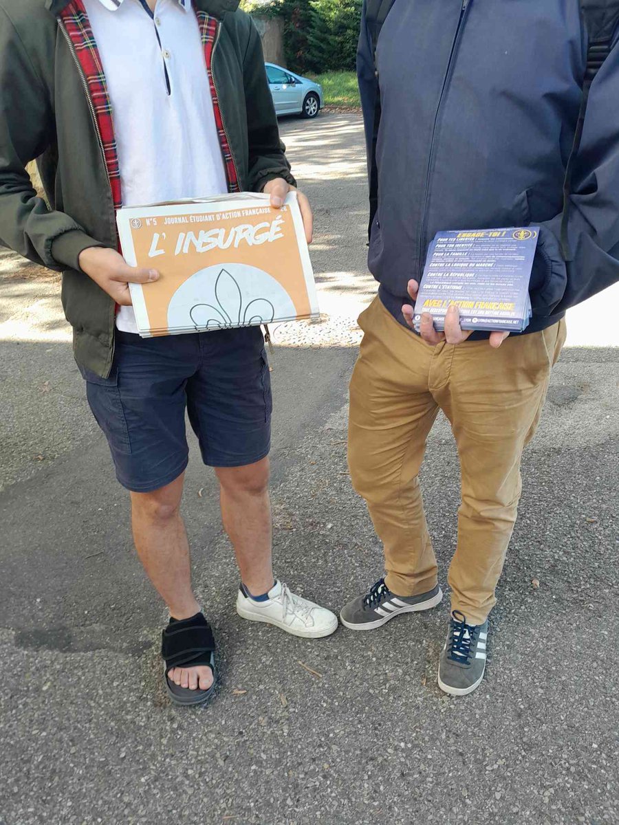 AF__Lyon's tweet photo. 📰 Ce dimanche, la section #Viennoise, s’est rendue, en sortie de messe, pour vendre notre journal : @lebiencommun_af ! 

❗️Chers Viennois, une section s’ouvre à vous dans VOTRE ville ! Pour plus d’informations et pour rejoindre :

vienne@actionfrancaise.net ⚜️ https://t.co/4rwdzgynBY