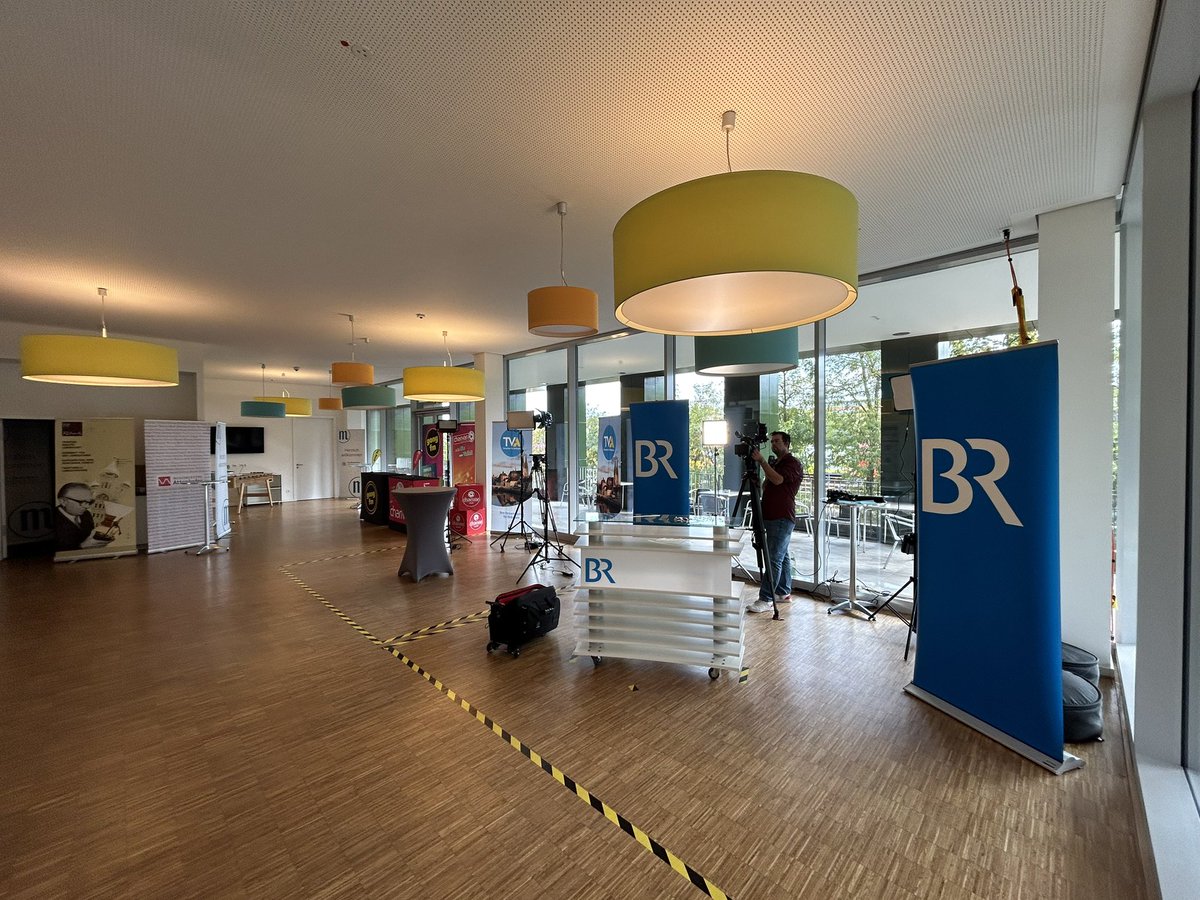 Letzte Vorbereitung für #LTW2023 - in unserer kleinen Wahlarena. Um kurz vor 20 Uhr von hier die ersten Trends <a href="/BR24/">BR24</a> zu #Landtagswahl in der #Oberpfalz : Gibt es in #Regensburg wieder ein Kopf-an-Kopf-Rennen? Wird <a href="/AFueracker/">Albert Füracker, MdL</a> in Neumarkt wieder „Stimmenkönig“?