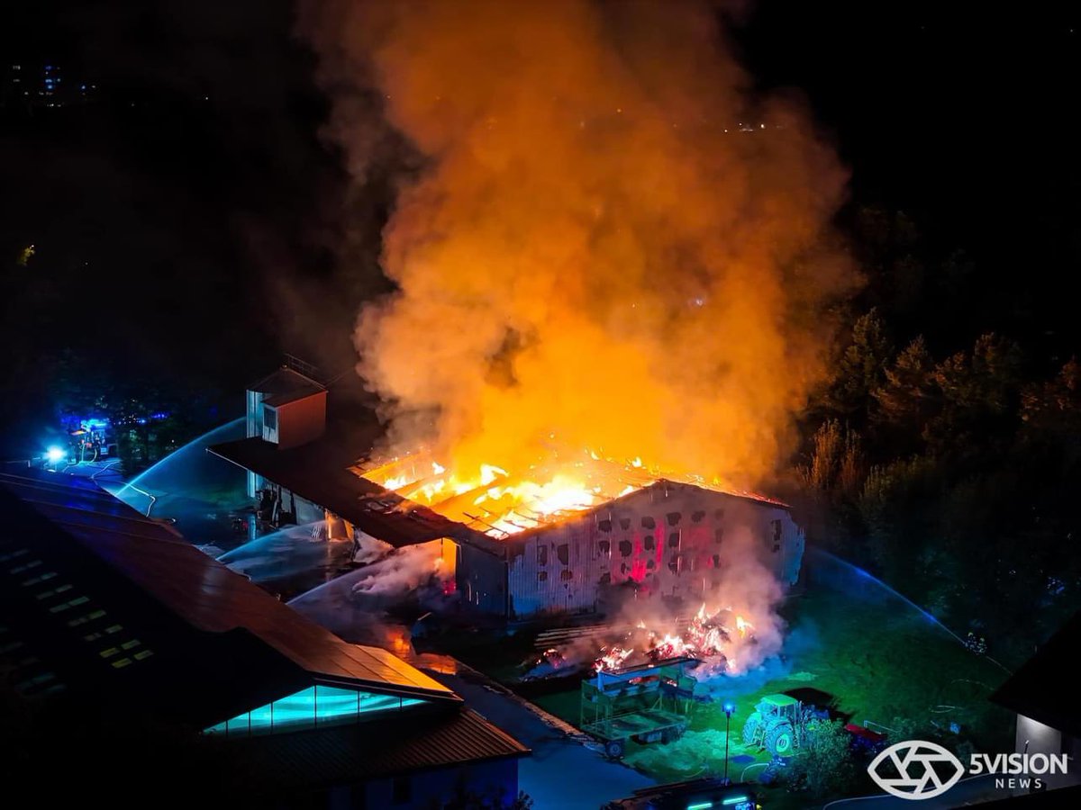 FFEgelsbach's tweet photo. 📟 2023-117 📅 04.10.2023 ⏰ 20:06 🚒 F 3 - Brand einer Lagerhalle mit 1000 Strohballen → https://t.co/TT9BV7pfzM https://t.co/eIcb0M6aXE