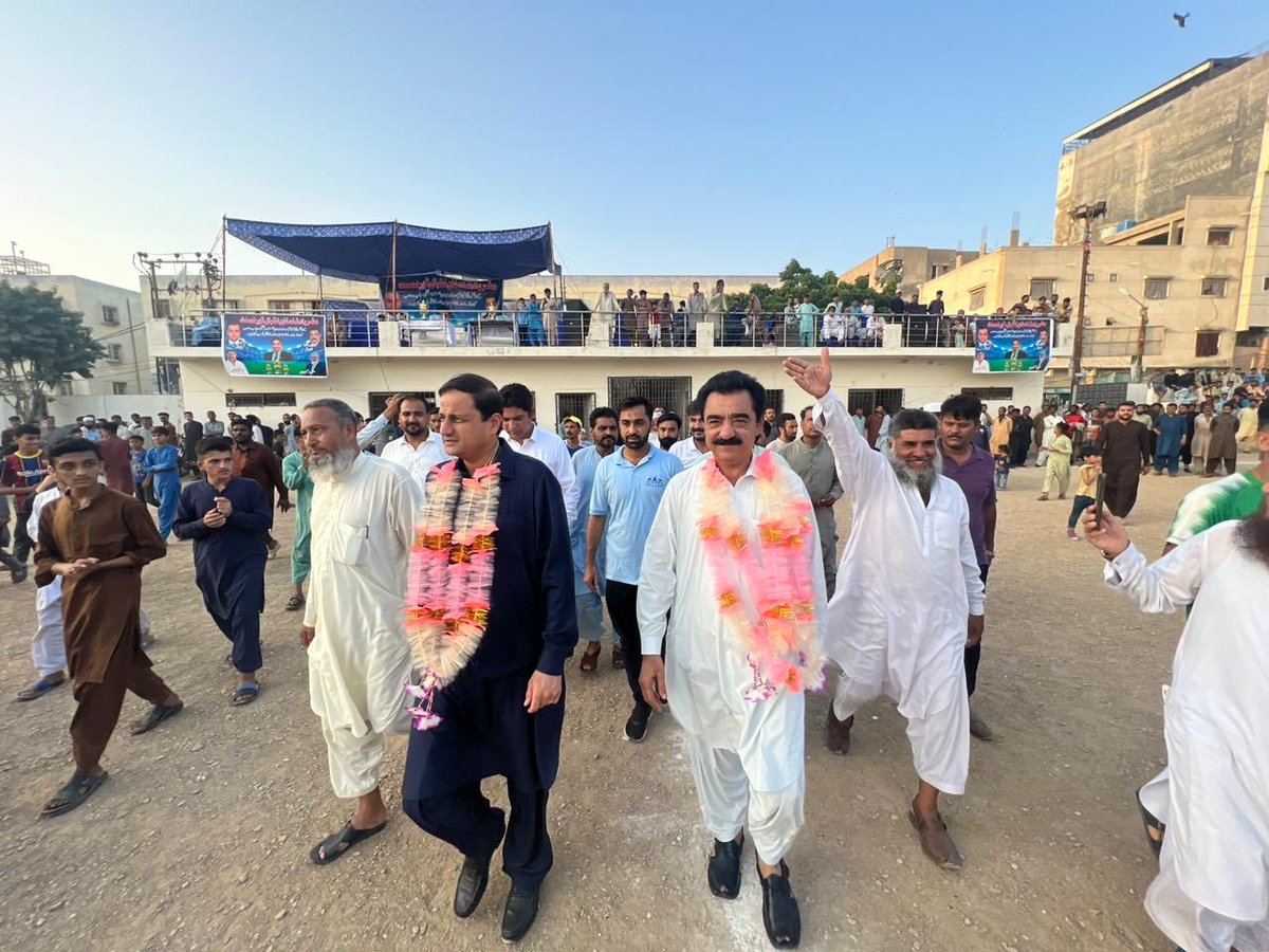 murtazawahab1's tweet photo. کیماڑی ٹاؤن میں فٹبال ٹورنامنٹ ⚽️ میں ٹاؤن چیئرمین کے ساتھ شریک ہوا اور جیتنے والی ٹیم کو ٹرافی دی۔ ہمارے شہر میں فٹبال کے حوالے سے بڑا ٹیلنٹ ہے جس کی حمایت ہم سب کو کرنی چاہئے https://t.co/PhyLSfAH9c