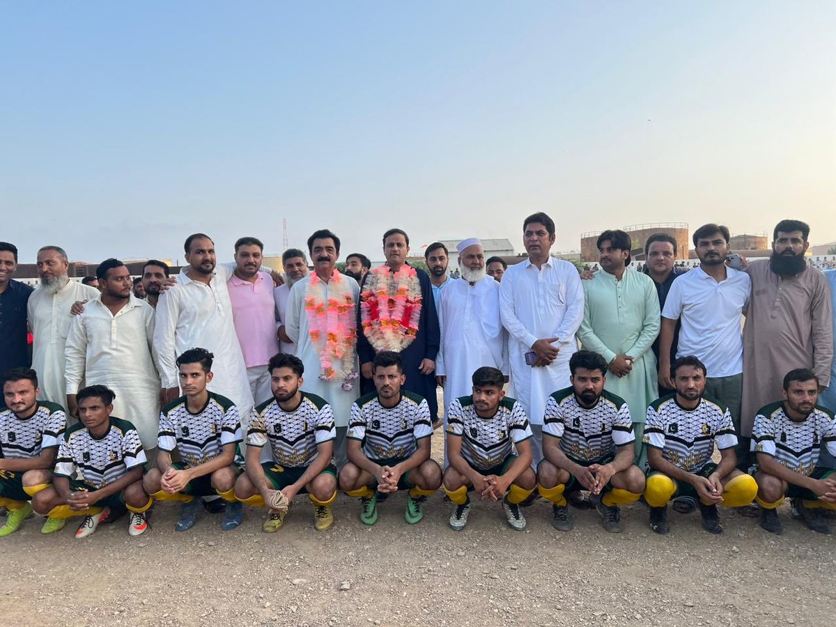 murtazawahab1's tweet photo. کیماڑی ٹاؤن میں فٹبال ٹورنامنٹ ⚽️ میں ٹاؤن چیئرمین کے ساتھ شریک ہوا اور جیتنے والی ٹیم کو ٹرافی دی۔ ہمارے شہر میں فٹبال کے حوالے سے بڑا ٹیلنٹ ہے جس کی حمایت ہم سب کو کرنی چاہئے https://t.co/PhyLSfAH9c