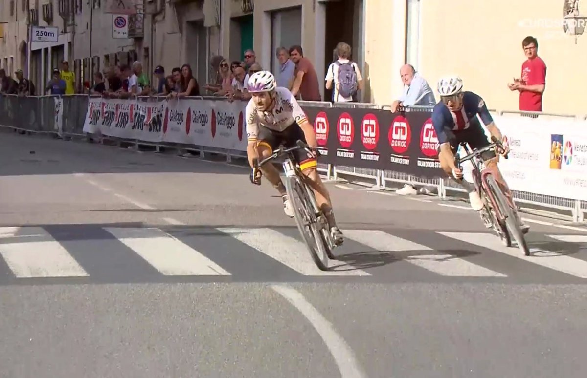 RFECiclismo's tweet photo. #Veneto2023 | ¡A tus pies, @alejanvalverde!🙌

4ª plaza para el murciano en su primer Mundial de Gravel🌈, demostrando su calidad a sus 43 años. ¡Leyenda!

 #TeamESPciclismo🇪🇦 https://t.co/8LSBXmrn67