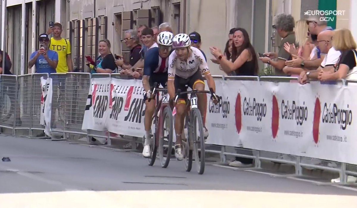 RFECiclismo's tweet photo. #Veneto2023 | ¡A tus pies, @alejanvalverde!🙌

4ª plaza para el murciano en su primer Mundial de Gravel🌈, demostrando su calidad a sus 43 años. ¡Leyenda!

 #TeamESPciclismo🇪🇦 https://t.co/8LSBXmrn67