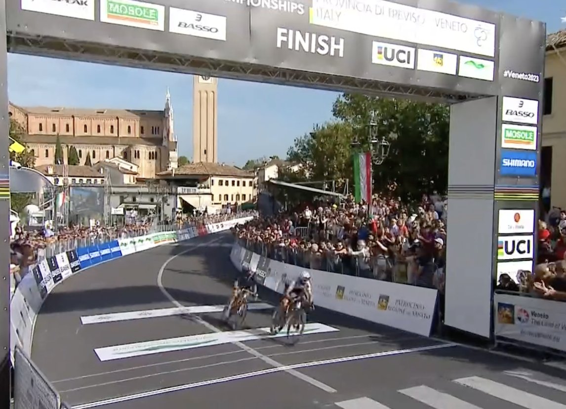 Movistar_Team's tweet photo. @alejanvalverde @ivan_cortina 🌈 #Veneto2023 - Meta 🏁. ¡Sensacional 🚀 @alejanvalverde, 4º! 🎩Un resultado que sabe a medalla. Una vez más, a tus pies Bala. 🙌 

🥇 M. Mohoric (SLO) se proclama campeón del Mundo UCI de Gravel.

#MovistarTeamGravelSquad I @RFECiclismo I @Telefonica https://t.co/lYSqyemYYW