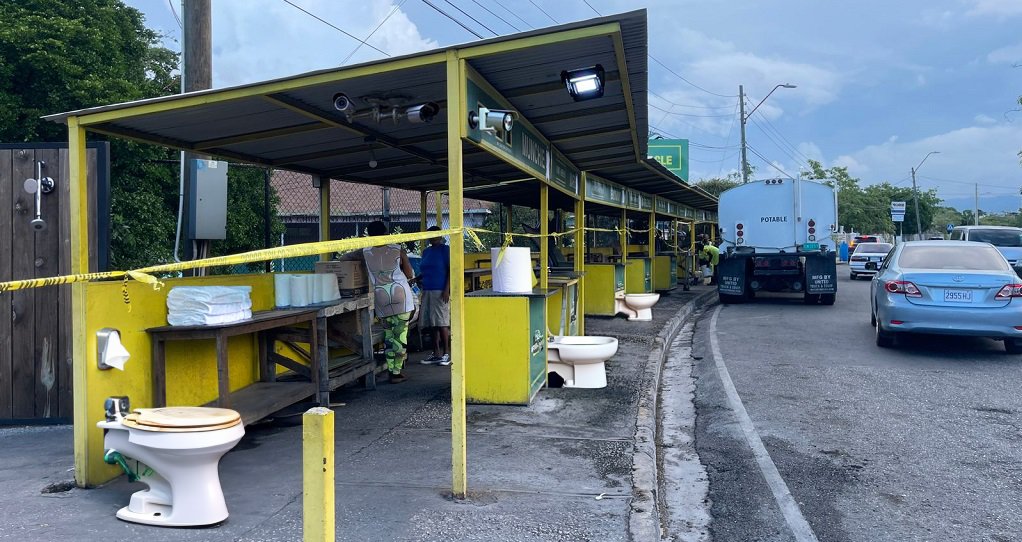 happy_jamaican's tweet photo. @yawdmontweet This is the best one ive seen from #crabcircle lol toilets and lots of tissues and napkins. https://t.co/GSWrNB8f7z