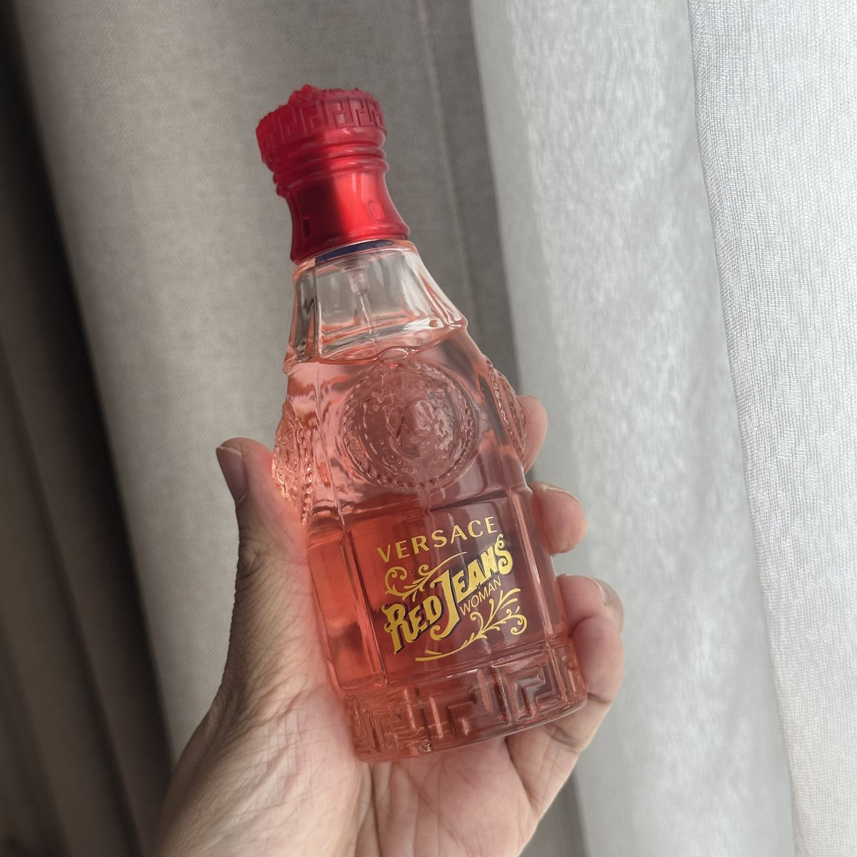 lookkaewlapp's tweet photo. ชอบ versace ตัวนี้มาก ขวดละไม่ถึงพัน กลิ่นหอมเซ็กซี่นิดๆออกแนวฟรุตตี้ ไม่เลี่ยน หอมติดทนด้วย ✨💖 https://t.co/kw2zxznuCo