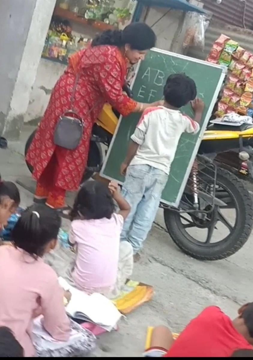 vswsindore's tweet image. Akshar Paathshala organised on 3rd October, 2023. 
To stay tuned follow us on facebook: shorturl.at/ruOQX

#VSWS #LetsDoGood #VswsIndore