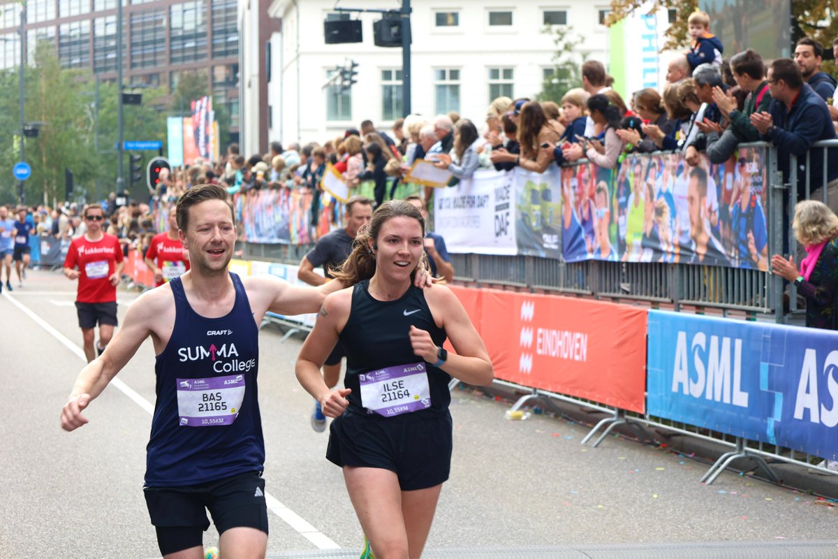 De sfeer zit er bij de finish al goed in! We maken ons langzaam klaar voor de finish van de elite 🤩