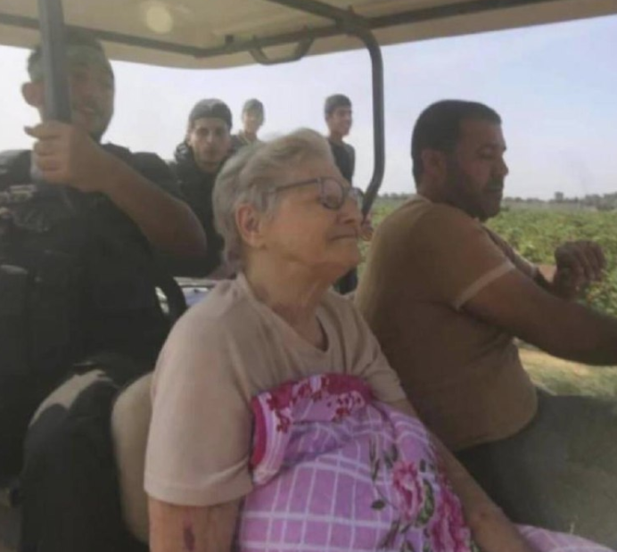 julienbahloul's tweet photo. Elle s'appelle Yafa.
Elle a 85 ans.
Elle a été kidnappée par les islamistes du Hamas qui sont venus l'enlever dans sa maison.

Voilà les méthodes des islamistes.

Que tous ceux qui tentent de justifier ou d'expliquer les actes du Hamas regardent Yafa.

Et qu'ils se taisent. https://t.co/YMM7WXobbX