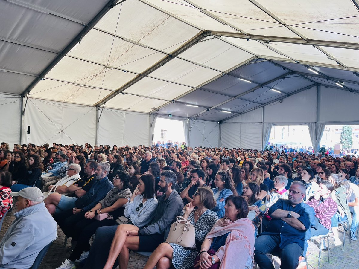 In 400.000 alla rassegna stampa del mattino di <a href="/ilpost/">Il Post</a> con <a href="/lucasofri/">Luca Sofri</a> e <a href="/francescocosta/">Francesco Costa</a> 
#festadelracconto a Carpi