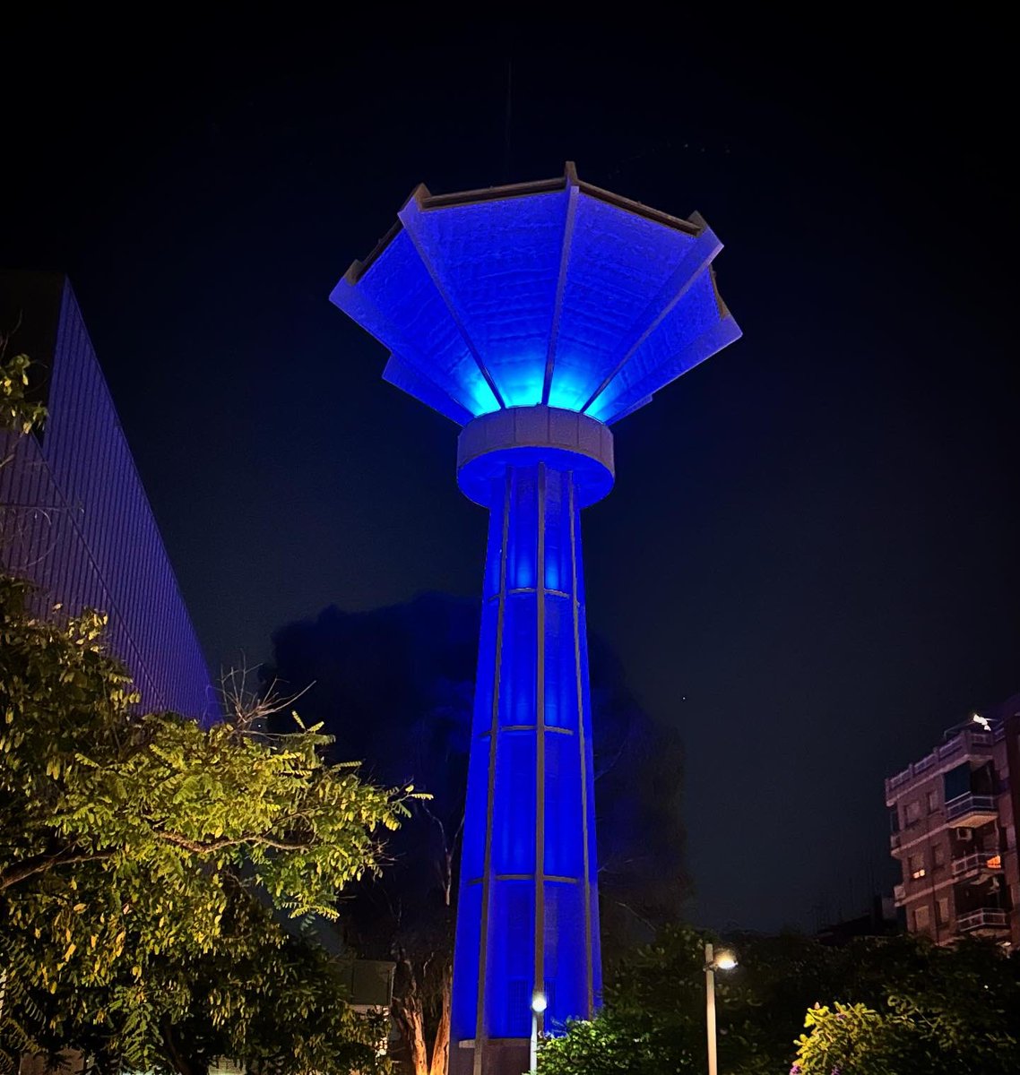 Ya van 3 años que el 7 de octubre #DíaDelCáncerDeMamaMasculino nos reunimos varios miembros de la <a href="/asociacioninvi/">Asociación Invi</a> para, junto a @marsob74 encender de azul la Torre de les Aigües del Prat de Llobregat. Seguimos dando visibilidad al #cancerdemamamasculino #malebreastcancer