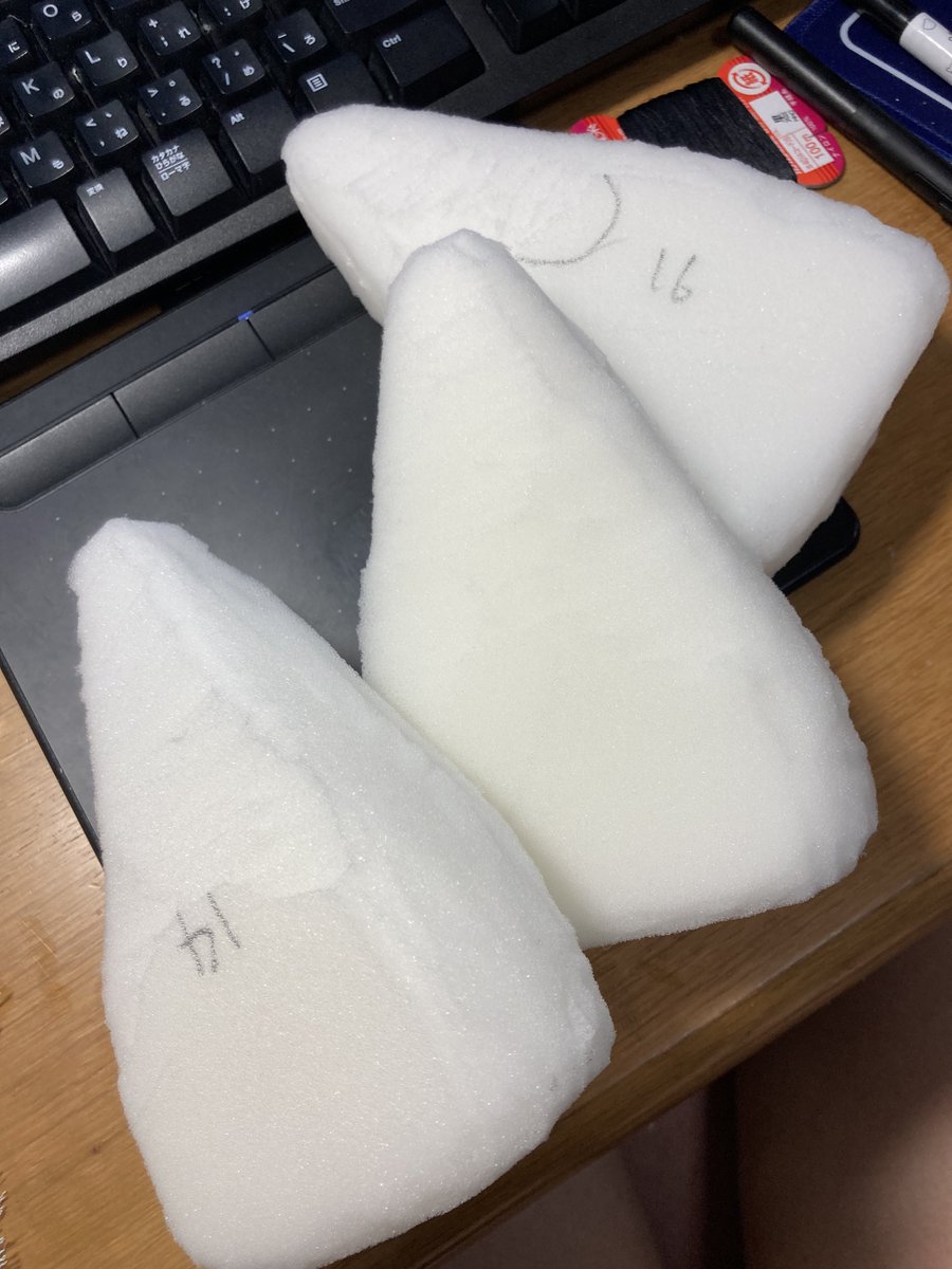 超超肝心なキャンディコーン部分を作ります。
やっと取り掛かれました。ウレタンもまだあるので、安心して作っていきます。
パソコンで作図して型紙を作り、その通りに切り出します。
角を取ったり、厚みの調整なども、ハサミで少しずつ切ってやっていきます。