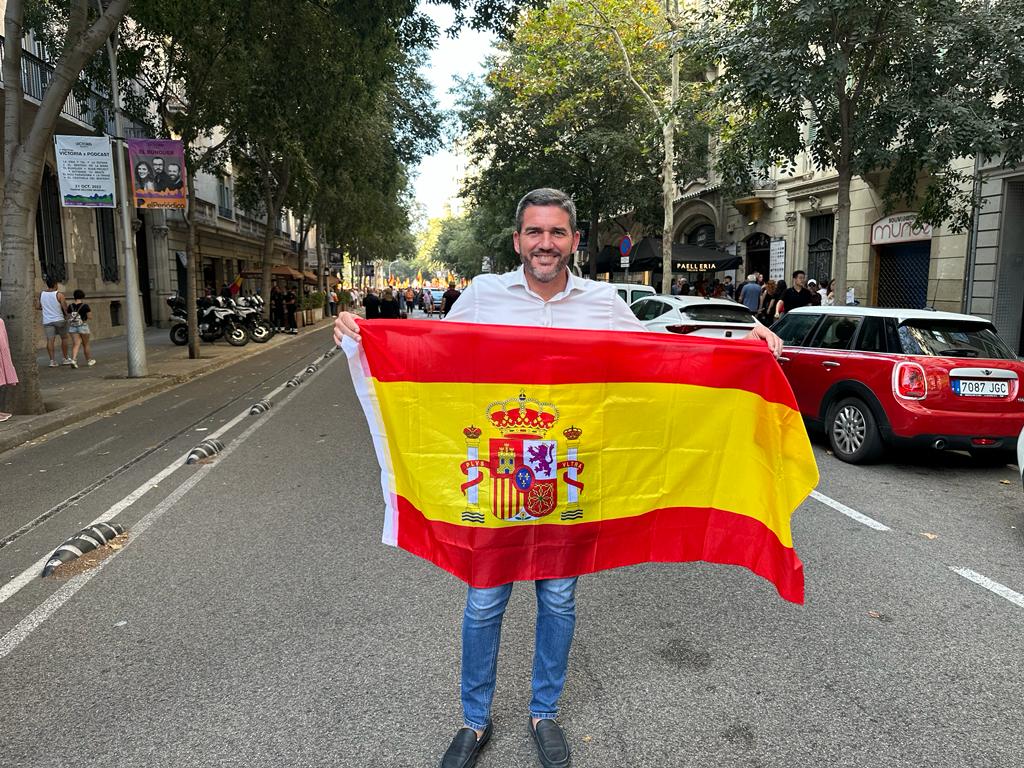 AntonioLuengoPP's tweet photo. En Barcelona respaldando a @Societatcc. Hoy le diremos bien fuerte a Sánchez que:

#AmnistíaNo
#AutodeterminaciónNo
#SíConstitución
#NoEnMiNombre #NiamnistíaNiautodeterminación https://t.co/bk2l3vKqYM