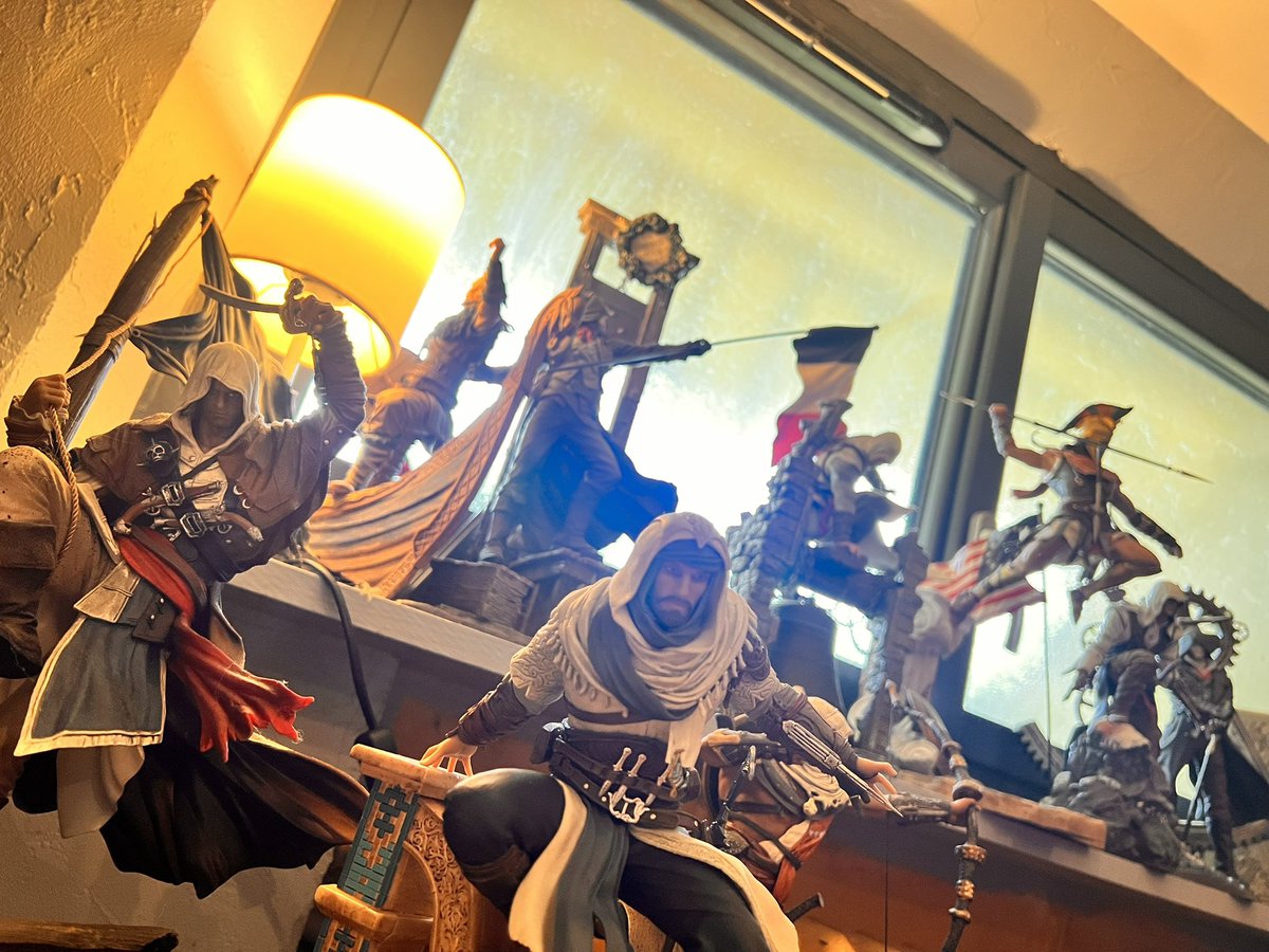 Photo de famille des collectors Assassin’s Creed 😍

Ce retour aux sources dans le gameplay de Mirage fait tellement plaisir. J’attendais vraiment ça. Autant Valhalla m’avait perdu, autant là j’ai l’impression d’avoir retrouvé le AC que j’aime tant ! 

Qui est dessus ?