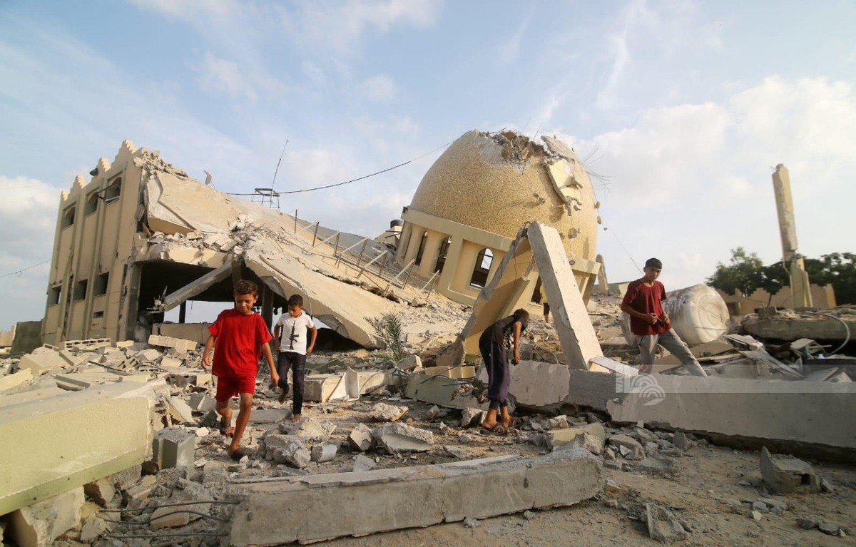 Thesyedzada's tweet photo. lsraeli warplanes strike a mosque in Khan Yunis, Gaza
#Palestine #طوفان_القدس #FreePalestine https://t.co/LDHijvArXC