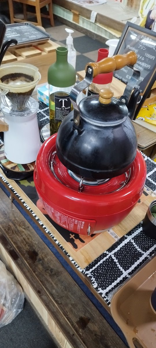 bepputowerchan's tweet photo. 寒いのでカナエちゃんマスターの美味しい紅茶をいただきました☕ https://t.co/YX6OirLxkw